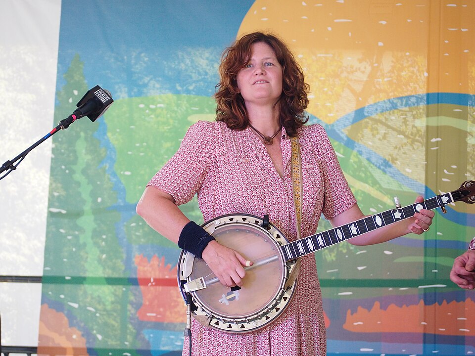 Cindy Woolf performing at the 2023 Smithsonian Folklife Festival