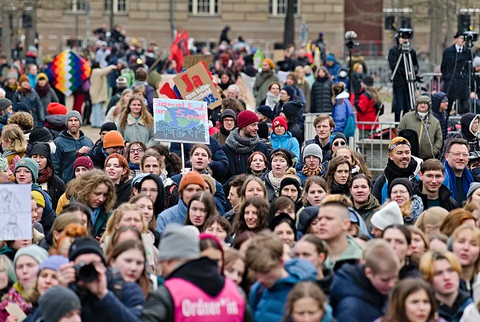 Demonstration of FridaysForFuture as part of the twelves global climate strike in Berlin at the traditional start and end of the demonstration in the Invalidenpark. 3 March 2023. By Leonhard Lenz.