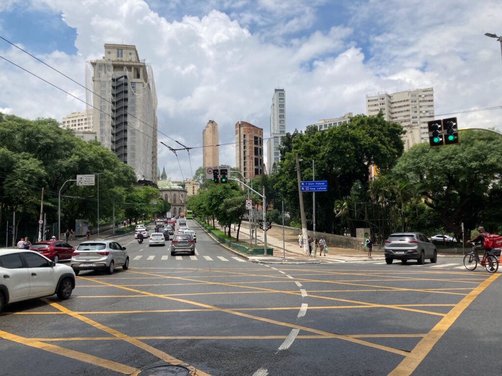 A view of the intersection of Avenida 23 de Maio and Viaduto Jaceguai in São Paulo