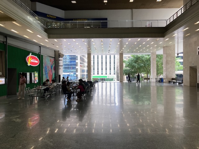 A view of the entrance area at Faculdade Cásper Líbero, a private college