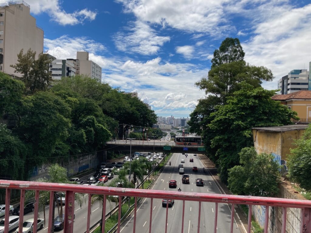 A view of a highway from the Liberdade リベルダージ district of São Paulo, Brazil