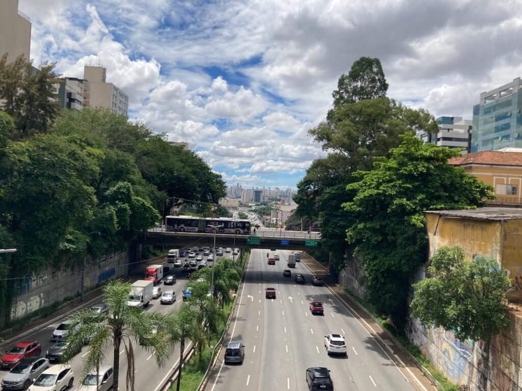 A view of a highway from the Liberdade リベルダージ district of São Paulo, Brazil