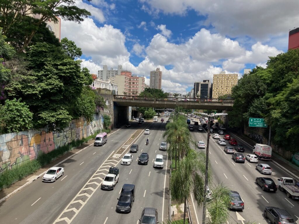 A view of a highway from the Liberdade リベルダージ district of São Paulo, Brazil
