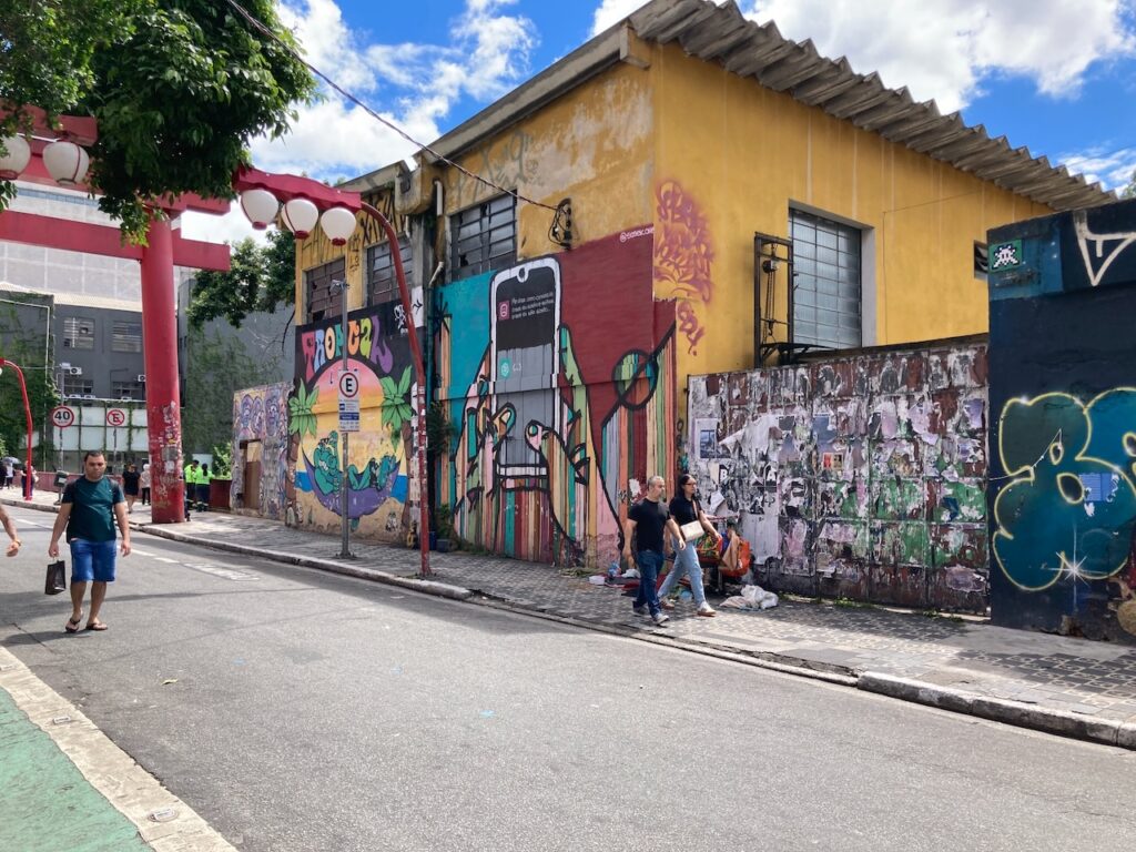 A view of the Liberdade リベルダージ district of São Paulo, Brazil