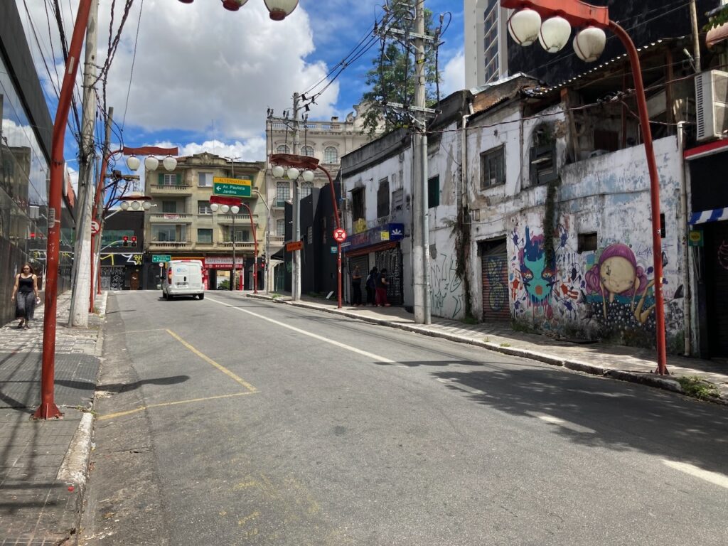 A view of the Liberdade リベルダージ district of São Paulo, Brazil