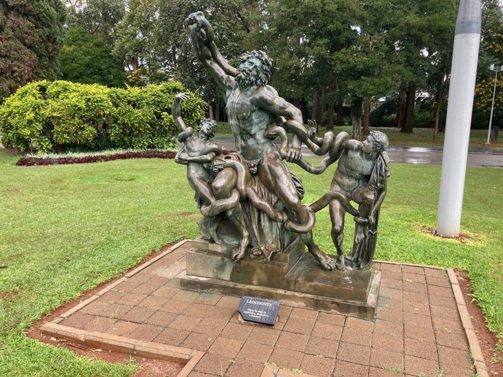 A view of ⁨a sculpture inside Ibirapuera Parque⁩, São Paulo, Brasil