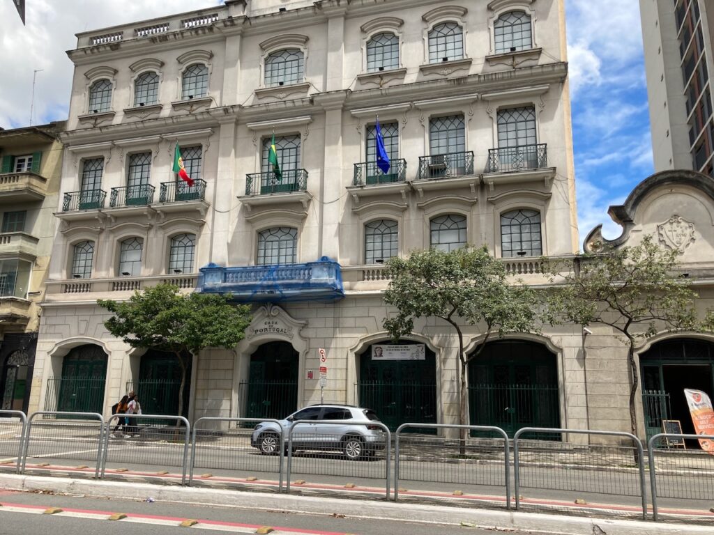 A view of the Liberdade リベルダージ district of São Paulo, Brazil
