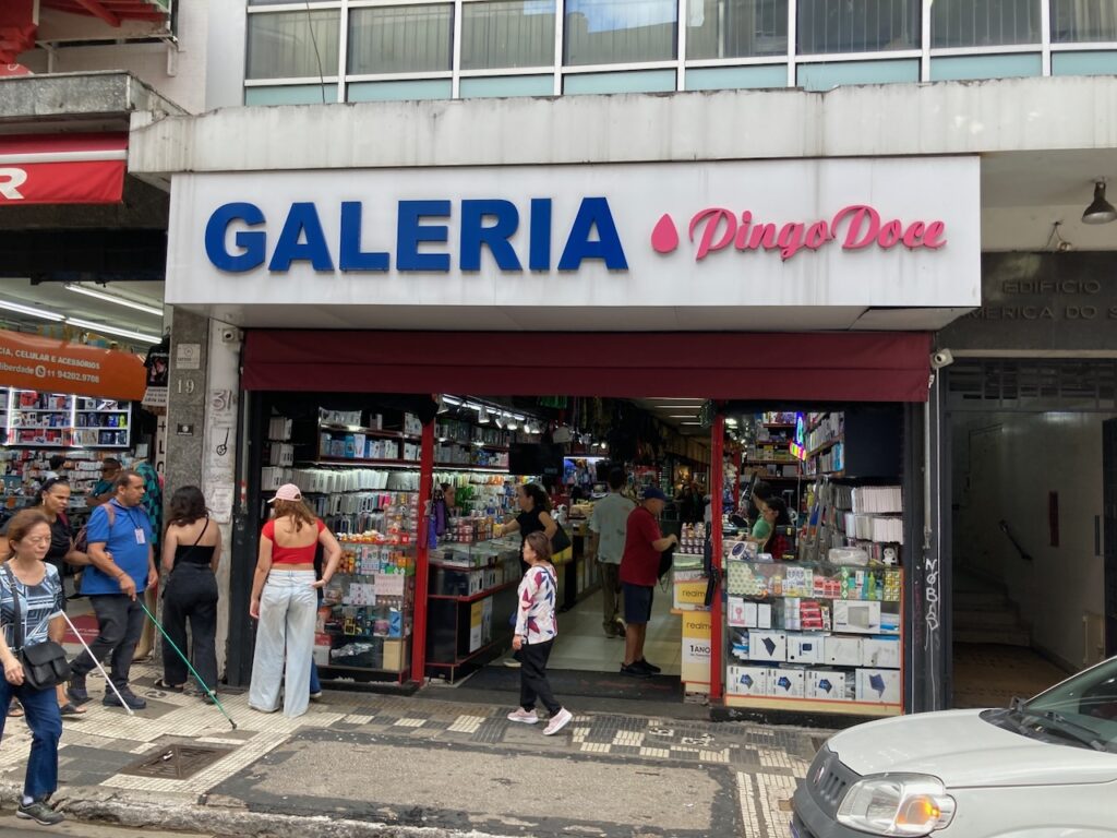 A view of the Liberdade リベルダージ district of São Paulo, Brazil