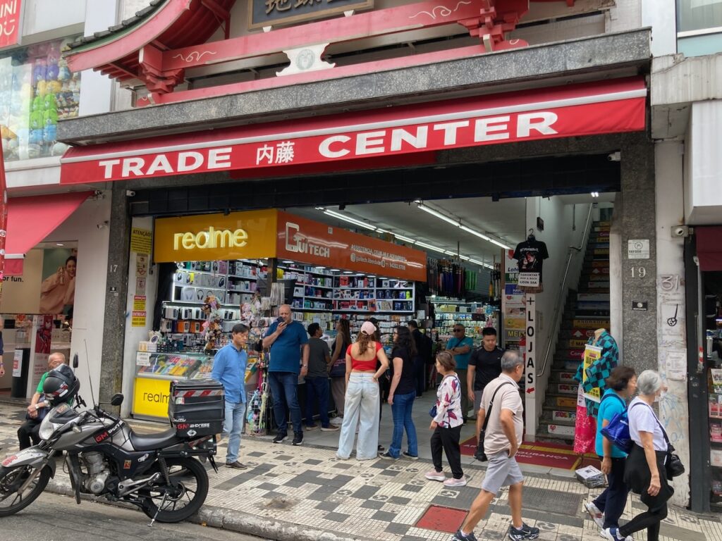 A view of the Liberdade リベルダージ district of São Paulo, Brazil