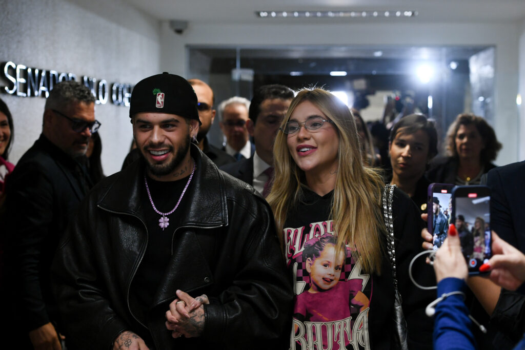 (L-R): Singer and husband of businesswoman Virginia Pimenta da Fonseca Serrão Costa, Zé Felipe; Presenter, influencer, and businesswoman Virginia Pimenta da Fonseca Serrão Costa. Photo: Edilson Rodrigues/Agência Senado