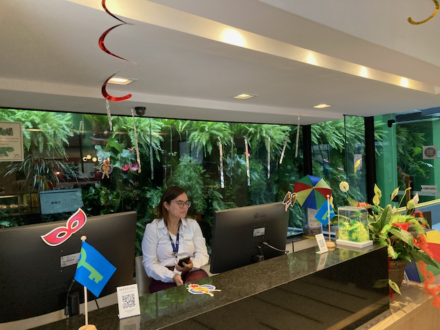 A view of the front desk at the Mercure São Paulo Pamplona Hotel on Rua Pamplona in São Paulo, Brasil
