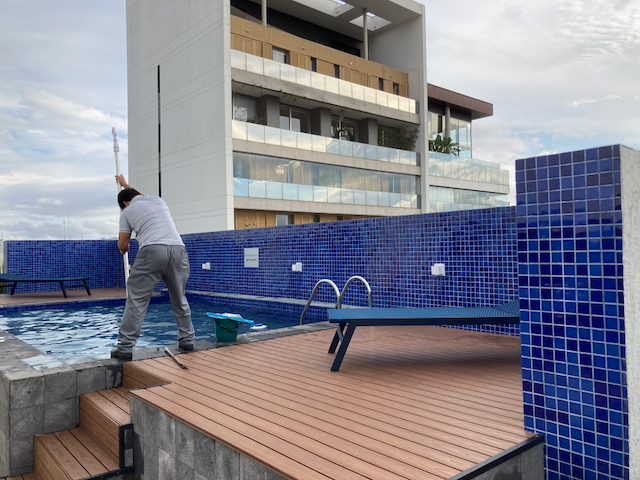 A view of the rooftop pool at the Mercure São Paulo Pamplona on Rua Pamplona in São Paulo, Brasil