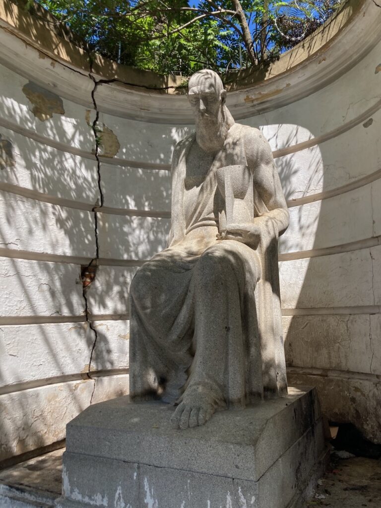 A statue on the wall that surrounds the Cemitério do Araçá (Araçá Cemetery) in São Paulo, Brasil