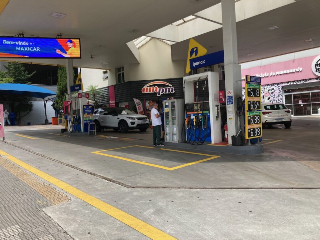 A view of a gasoline station in the Jardim Paulista neighborhood of São Paulo, Brasil