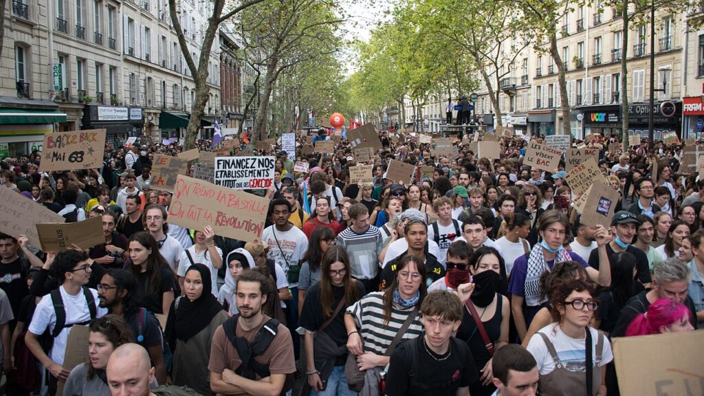 High school (and student) demonstration of October 6, 2026 in Paris, between Republic and Nation. Manifestation lycéenne (et étudiante) du 6 octobre 2026 à Paris, entre République et Nation. 6 October 2026 by Jules*. Creative Commons via Wikimedia Commons